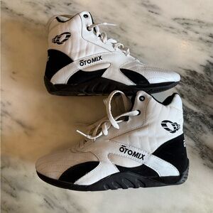 Otomix Men's Athletic Shoes - Black and White